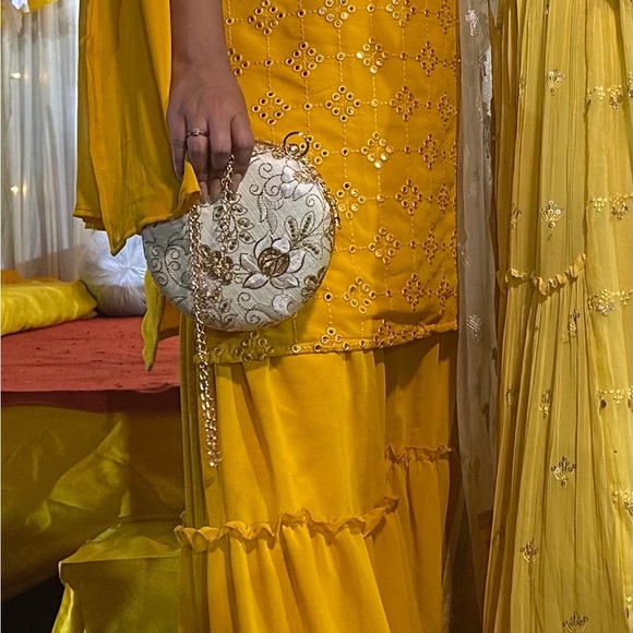 Embroidered box clutch - Picture 5 of 6